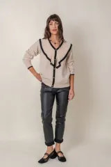 Pantalón de eco-cuero color camel, tiro alto, corte recto y flexible.