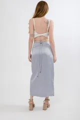 Falda midi de seda negra, con tajo frontal y cintura ajustable con cordón.