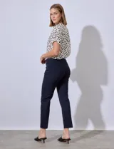 Pantalón de vestir verde esmeralda, de corte recto, con bolsillos laterales y traseros.