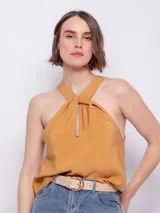 Top verde oliva sin mangas con cuello halter y nudo en el escote.