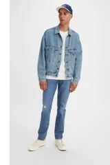 Pantalón de jean celeste de corte slim fit, con roturas sutiles en la parte delantera.