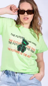 Remera verde manzana de algodón con estampa de oso de peluche y texto "The Future is the Past".