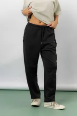 Pantalón jogger de calce relajado color bordó intenso, con cintura elastizada y lazo regulable. Cuenta con bolsillos laterales con cierre invisible y silueta recta levemente afinada.