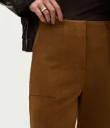 Pantalón skinny de mujer confeccionado en tejido sintético con efecto gamuza aterciopelado. Presenta un corte ajustado, recortes delanteros decorativos, cierre discreto y ruedo con dobladillo plegado.