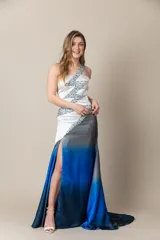 Vestido largo de fiesta en seda natural color marfil con degradé en tonos de azul. Diseño de un solo bretel con apliques bordados y tajo frontal.