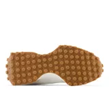 Championes New Balance modelo 327, color blanco con detalles en rosa y beige.