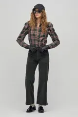 Pantalón verde oscuro de pana con corte recto, bolsillos laterales y traseros.