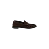Mocasines de gamuza marrón Saint Laurent modelo Le Loafer Penny, con diseño fruncido en la punta y detalle metálico dorado del logo YSL en el empeine.