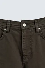Pantalón de corte recto confeccionado en tejido de algodón con elasticidad. Presenta diseño de cinco bolsillos, cierre frontal con cremallera y botón.