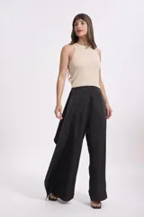 Top sin mangas color beige claro, tejido en punto acanalado con hilos de lurex que le dan un brillo sutil.