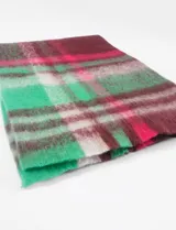 Bufanda rectangular de poliéster con estampado de cuadros en tonos verde, rojo, blanco y marrón.