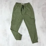 Pantalón cargo verde de nylon con puños elásticos y bolsillos laterales con solapa.