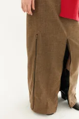 Falda midi de corte recto con estampado de pata de gallo en blanco y negro. Presenta dos tajos frontales con cierre y cierre trasero invisible.