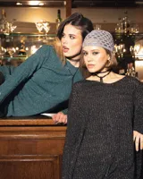 Blusa de punto color rojo, con hilado italiano, manga larga y corte holgado. Presenta pequeñas aberturas en los laterales y en los puños.