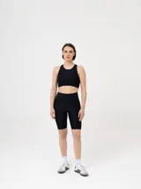 Shorts deportivos tipo biker negros, ajustados al cuerpo, con tiro alto.