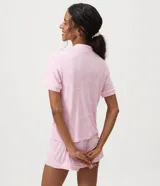 Pijama corto de viscolycra rosa con estampado de Hello Kitty, compuesto por una camisa de manga corta con botones y cuello solapa, y un short a juego.