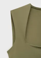 Top sin mangas de color verde oliva, con escote cuadrado y diseño entallado al cuerpo.