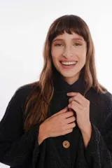 Capa de lana merino color gris oscuro con cuello alto y cierre frontal con botones de madera.