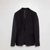 Chaqueta de traje de corte slim fit en color negro, con cierre frontal de dos botones, solapas clásicas y bolsillos laterales con solapa.