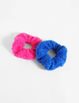 Set de dos gomitas de pelo de tela tipo borrego, una color rosa y otra color azul.