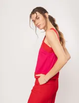 Top fucsia de lino con breteles anchos y diseño de franjas combinadas en rojo.