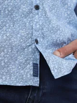 Camisa de manga larga con estampado floral celeste y blanco, confeccionada en algodón.