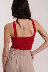 Short color beige con cintura elastizada, bolsillos laterales y ruedo con dobladillo.