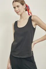 Musculosa negra de algodón peinado, con escote redondo y corte al cuerpo.