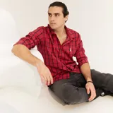Camisa de manga larga a cuadros rojos y negros, de algodón.