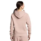 Canguro Saucony color rosa con capucha y cordones ajustables. Logotipo de la marca estampado en el pecho en color bordó. Cuenta con bolsillo tipo canguro y puños y cintura acanalados.