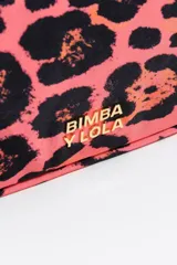 Neceser de estructura blanda con estampado animal print de leopardo en tonos gris y negro. Posee doble cierre de cremallera plateada y logo metálico de Bimba y Lola en el frente.