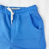 Short deportivo azul con cintura elástica y cordón ajustable.