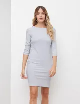 Vestido corto gris de seda fría, con escote a la base y mangas 3/4 con apliques de perlas y tachas.
