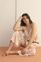 Pantalón palazzo negro con estampado de pinceladas azules, tiro alto y corte amplio.