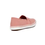 Zapatilla slip-on color coral con elástico lateral y suela blanca con línea decorativa color coral.