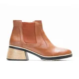 Bota marrón de cuero con elástico lateral, taco de madera y suela de goma.