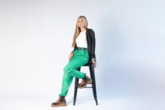 Pantalón de mujer color verde brillante, de corte holgado y tiro alto, con bolsillos laterales y cintura elástica.