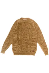 Sweater color crudo tejido en lana merino con punto trenzado.