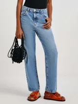 Pantalón de jean celeste de corte recto.