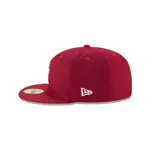 Gorra New Era 59FIFTY de los New York Yankees, color borgoña con logo bordado en blanco.