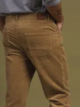 Pantalón de pana azul con corte recto, tiro medio y bolsillos delanteros y traseros.