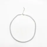 Gargantilla plateada con hilera de zirconias cuadradas engarzadas.