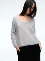 Sweater de textura peluda con escote en V, manga larga y corte recto, confeccionado en tejido suave.