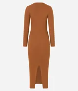 Vestido midi de manga larga confeccionado en tejido de punto texturizado, con escote en U y tajo en la parte posterior. Diseño ajustado al cuerpo.