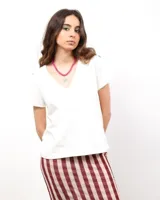 Remera de algodón con cuello en V, manga corta y corte recto. Presenta un diseño minimalista y versátil.