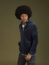 Buzo hoodie gris con capucha y cierre frontal.