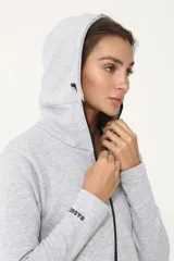 Campera gris melange de rústico de algodón, con cierre frontal, capucha y reguladores en la parte inferior.