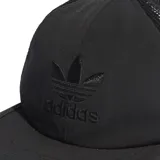 Gorra Adidas tipo trucker color negro, con visera plana, paneles frontales de tela y paneles traseros de malla transpirable. Cuenta con el logotipo del trébol y la inscripción de la marca bordados en relieve al tono en el frente.