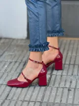 Pantalón largo azul con textura brillante y volados en el ruedo.