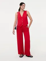 Pantalón color arena de corte recto, con cintura elástica y cordón ajustable.